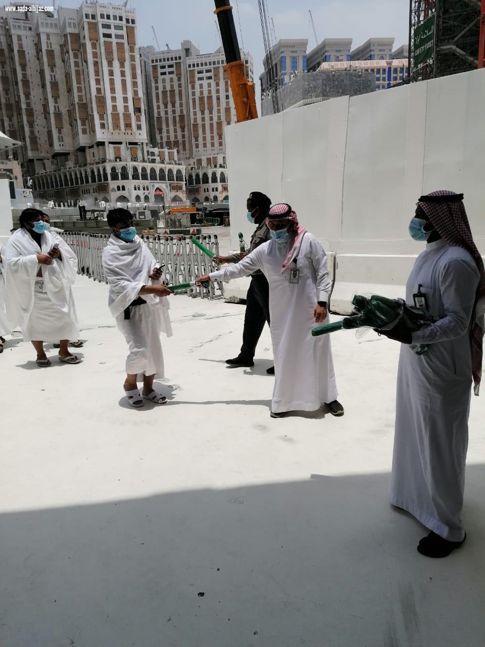 الرئاسة العامة لشؤون المسجد الحرام والمسجد النبوي توزع 3000 مظلة على المعتمرين