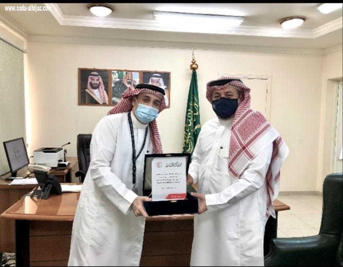فرع الهلال الأحمر بمنطقة مكة المكرمة يكرم مدير الإقامة في مجمع الملك عبدالله الطبي بجدة 
