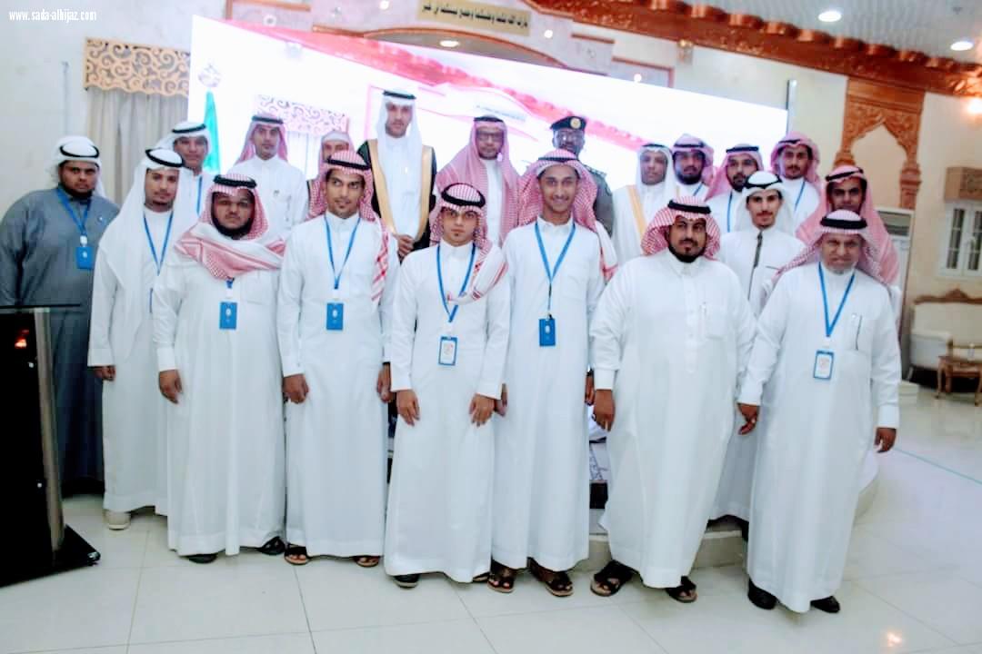 بحضور عدد من المسؤولين والمشايخ محافظ محافظة الطوال بالنيابة يدشن مركز النشاط الإجتماعي بالمباركة.