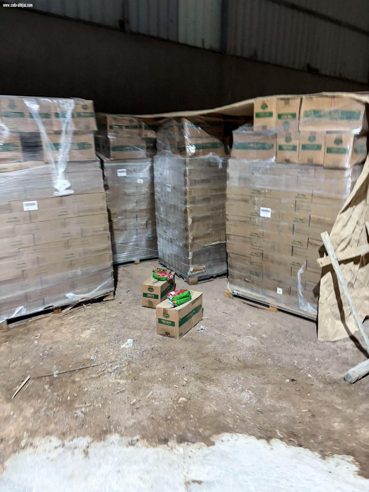 أمانة منطقة تبوك تضبط مستودعًا مخالفًا وتصادر 68 طنًا من المواد الغذائية منتهية الصلاحية  