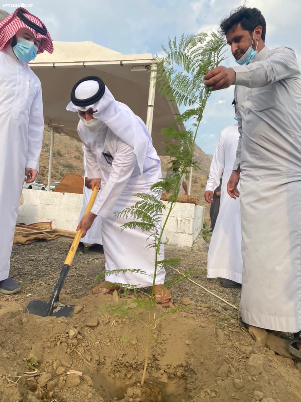 *فريق لجنة شباب المندق التطوعي ينظم مبادرة تشجير طريق الحسام*