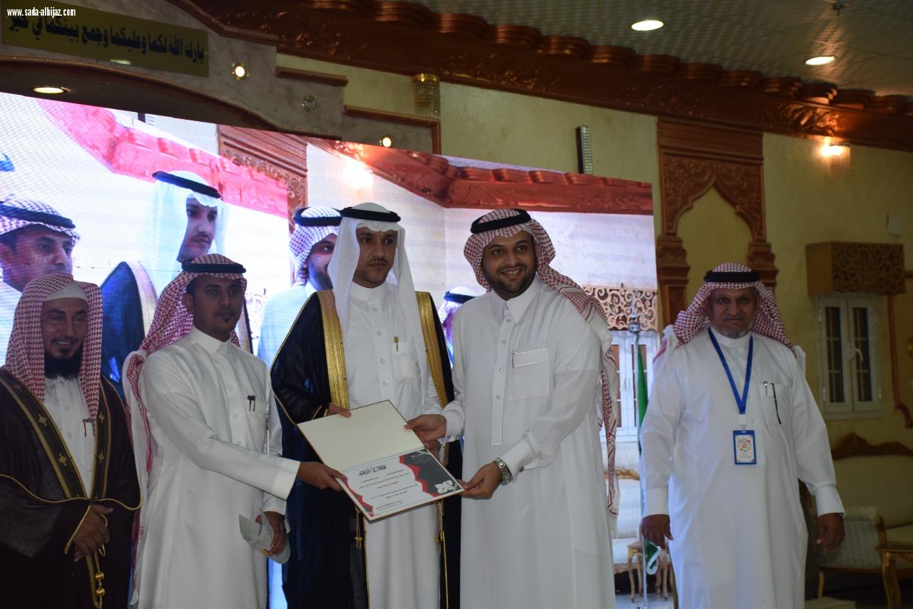 بحضور عدد من المسؤولين والمشايخ محافظ محافظة الطوال بالنيابة يدشن مركز النشاط الإجتماعي بالمباركة.