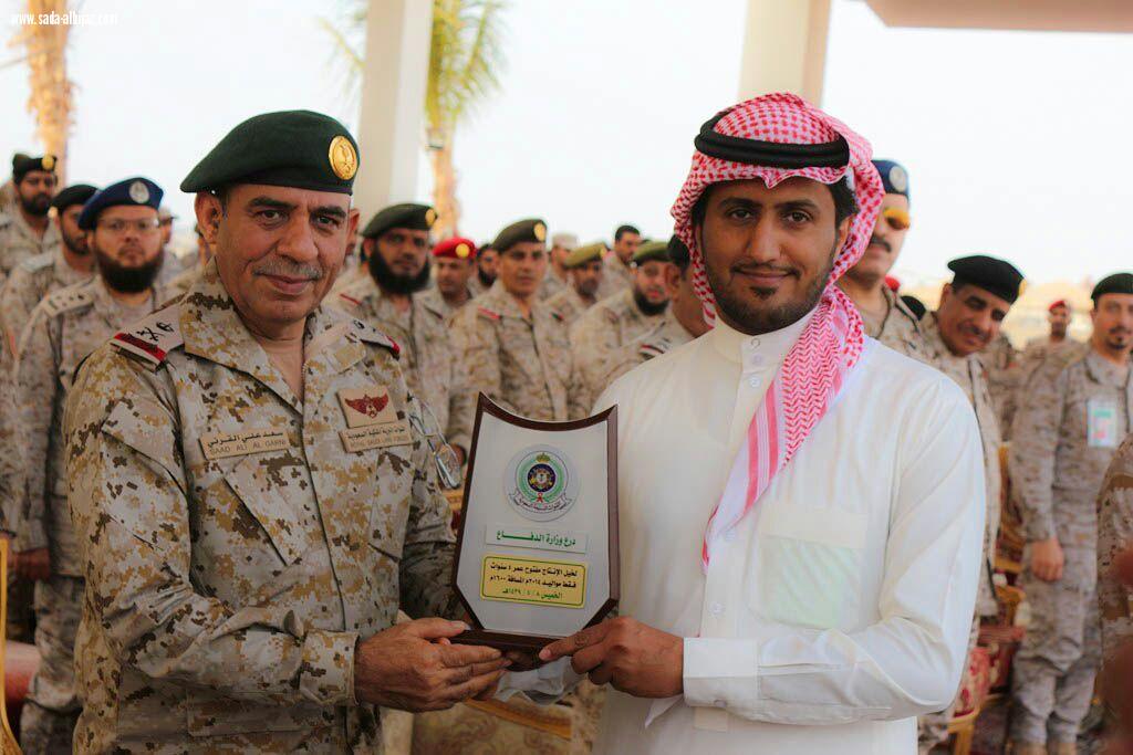 المحض يهدي الشريف هزاع العبدلي وأبناءه كأس  وزارة الدفاع 