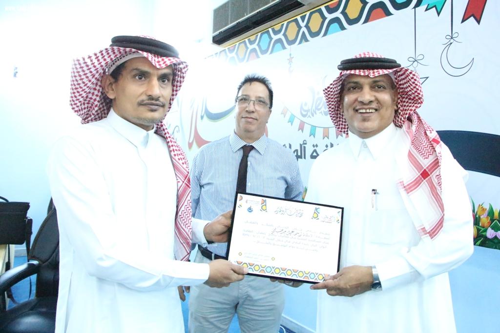 حضرها عدد من طلاب الدراسات العليا والنقاد د شكري يتحدث عن الشعرية الموزعة في زمن التكثيف