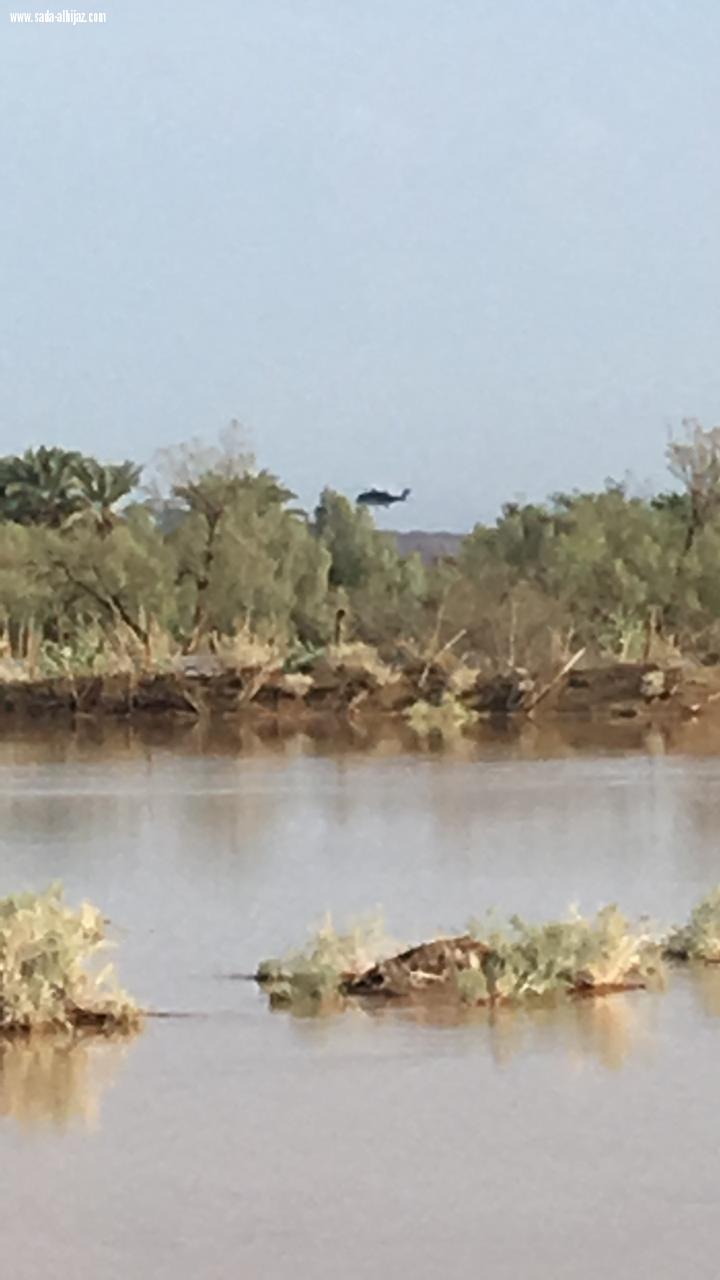 طيران الأمن ينقذ ٨ اشخاص حاصرتهم السيول بقرية النقيعة بوادي الفرع