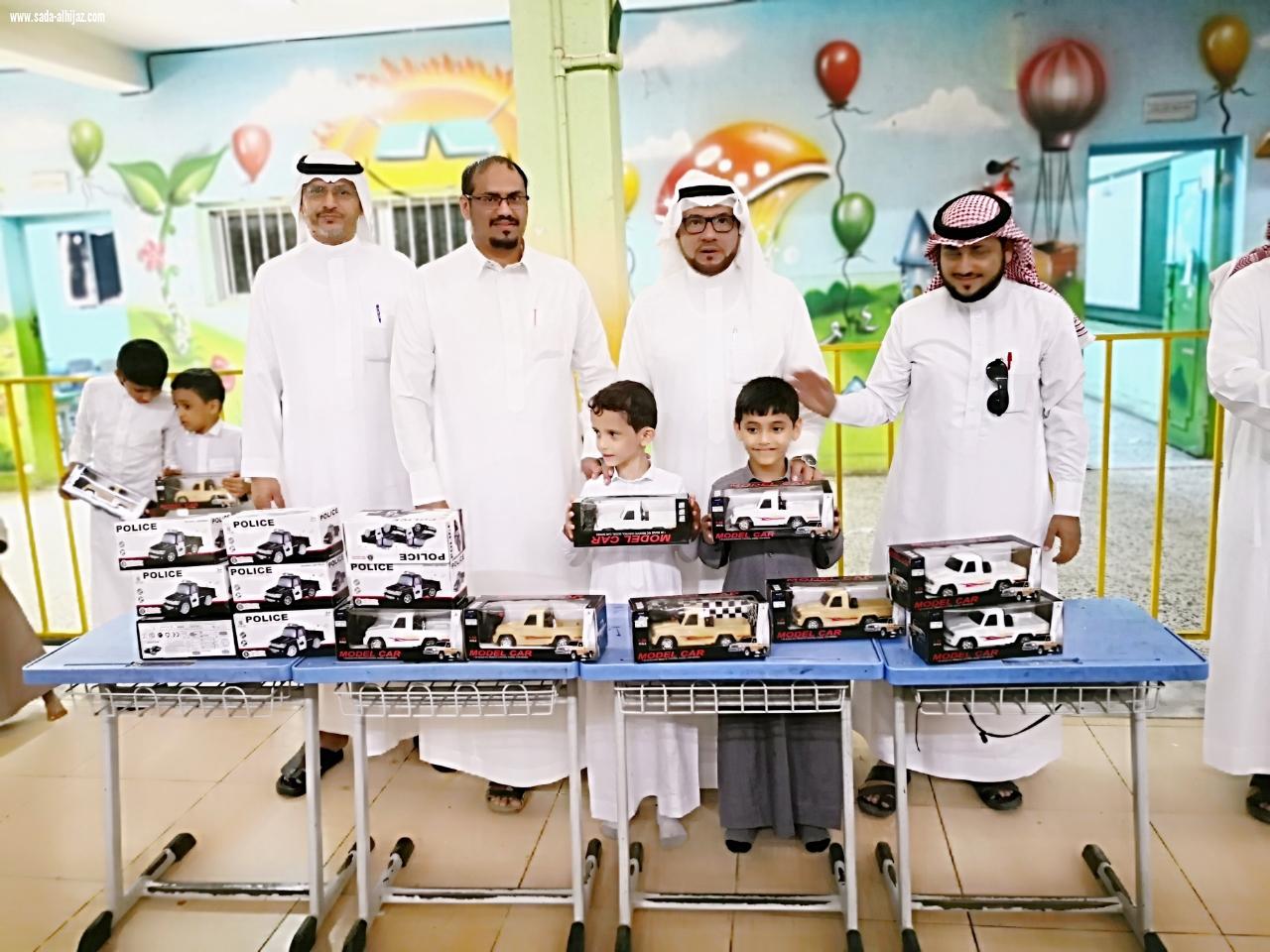 معلم الصف الاول بابتدائية العباس يكرم الطلاب المتميزين بمادة لغتي