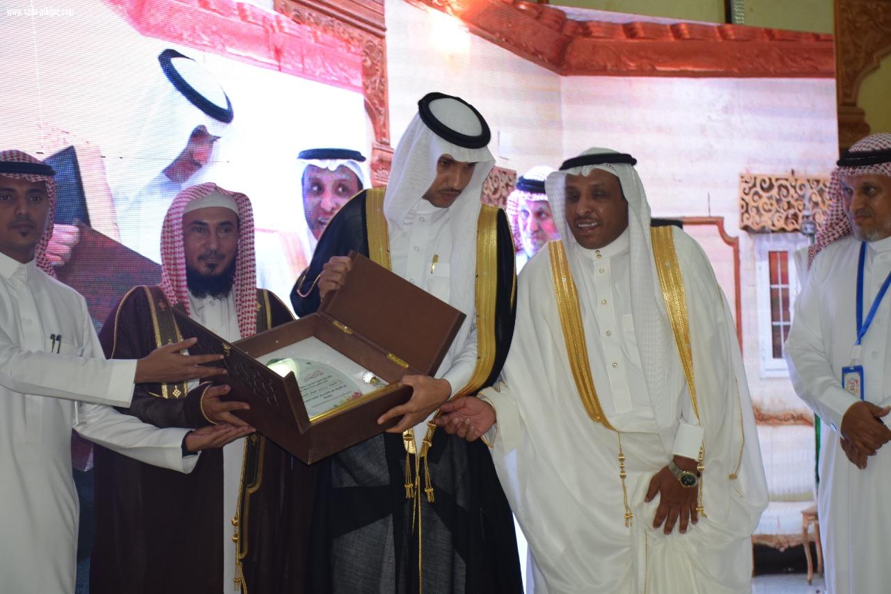 بحضور عدد من المسؤولين والمشايخ محافظ محافظة الطوال بالنيابة يدشن مركز النشاط الإجتماعي بالمباركة.