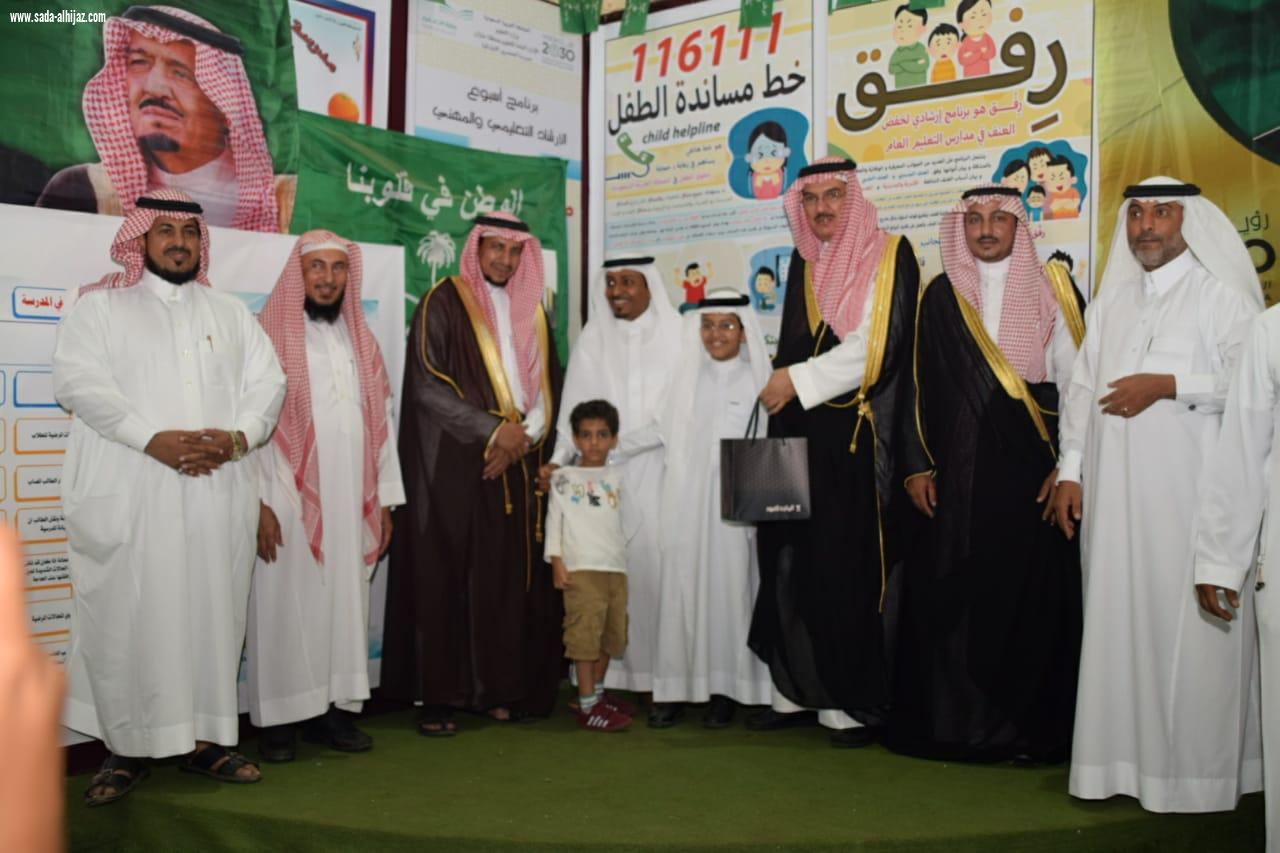 لجنة التنمية الاجتماعية بالطوال تكرم أبناء الشهداء والطلاب المتفوقين في برنامج ( طفل الطــوال )