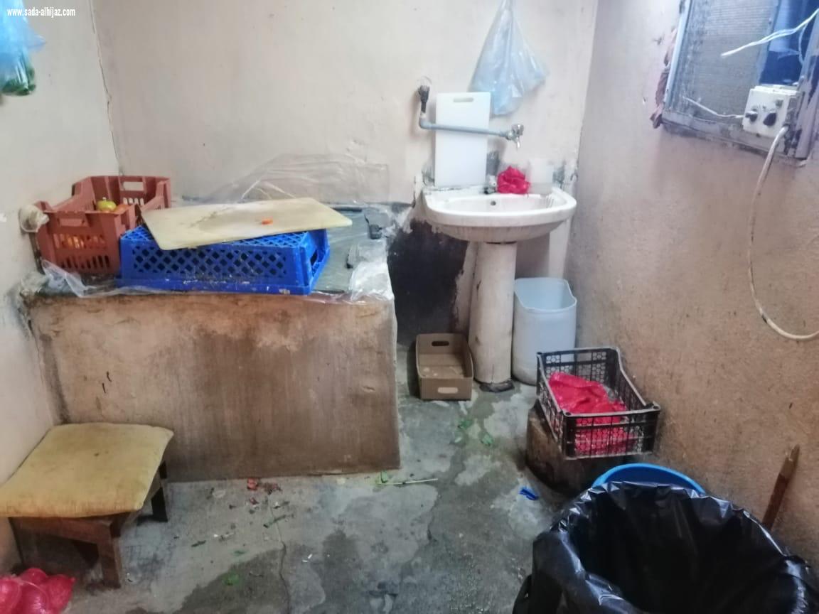 بالتعاون مع الجهات الأمنية بلدية محافظة الطوال تضبط سكن عمالة مخالف يستخدم لإعداد الأطعمة