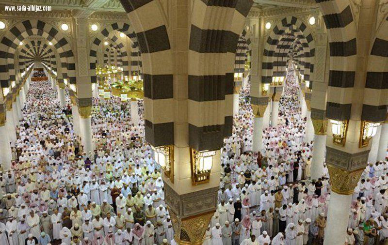 ضيوف الملك للعمرة(12) يؤدون صلاة الجمعة بالحرم النبوي الشريف