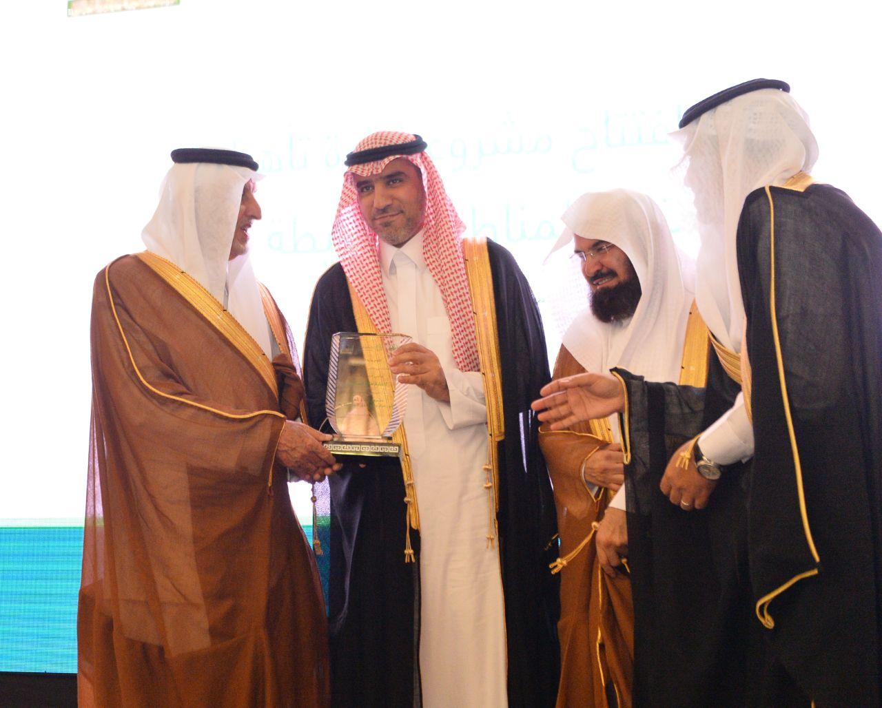 أمير مكة يفتتح مشروع تأهيل بئر زمزم والمنطقة المحيطة به في الحرم المكي 