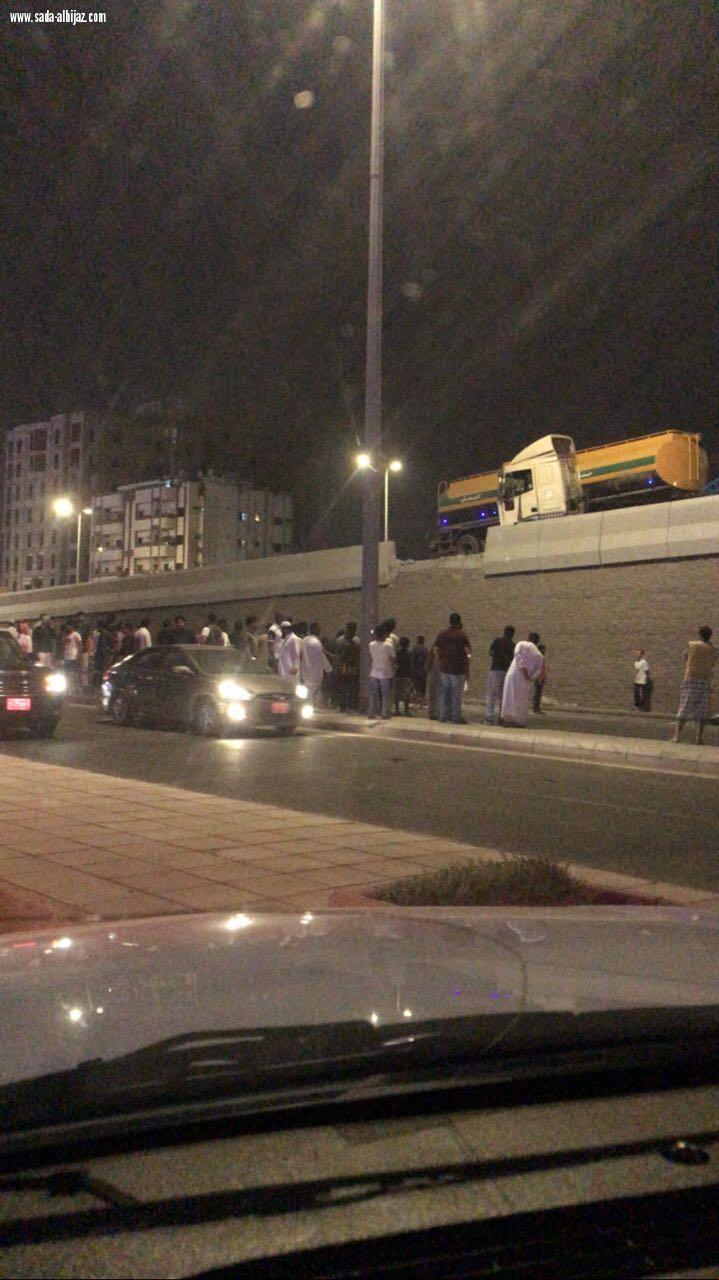 سقوط حاجز خرساني على مركبة