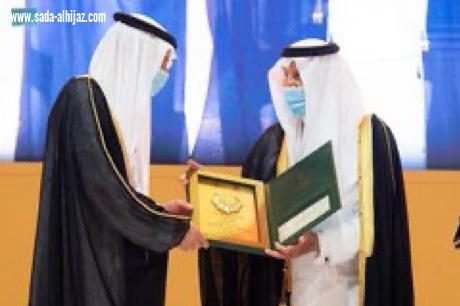 أمير مكة المكرمة يتوّج الجبير بجائزة الاعتدال