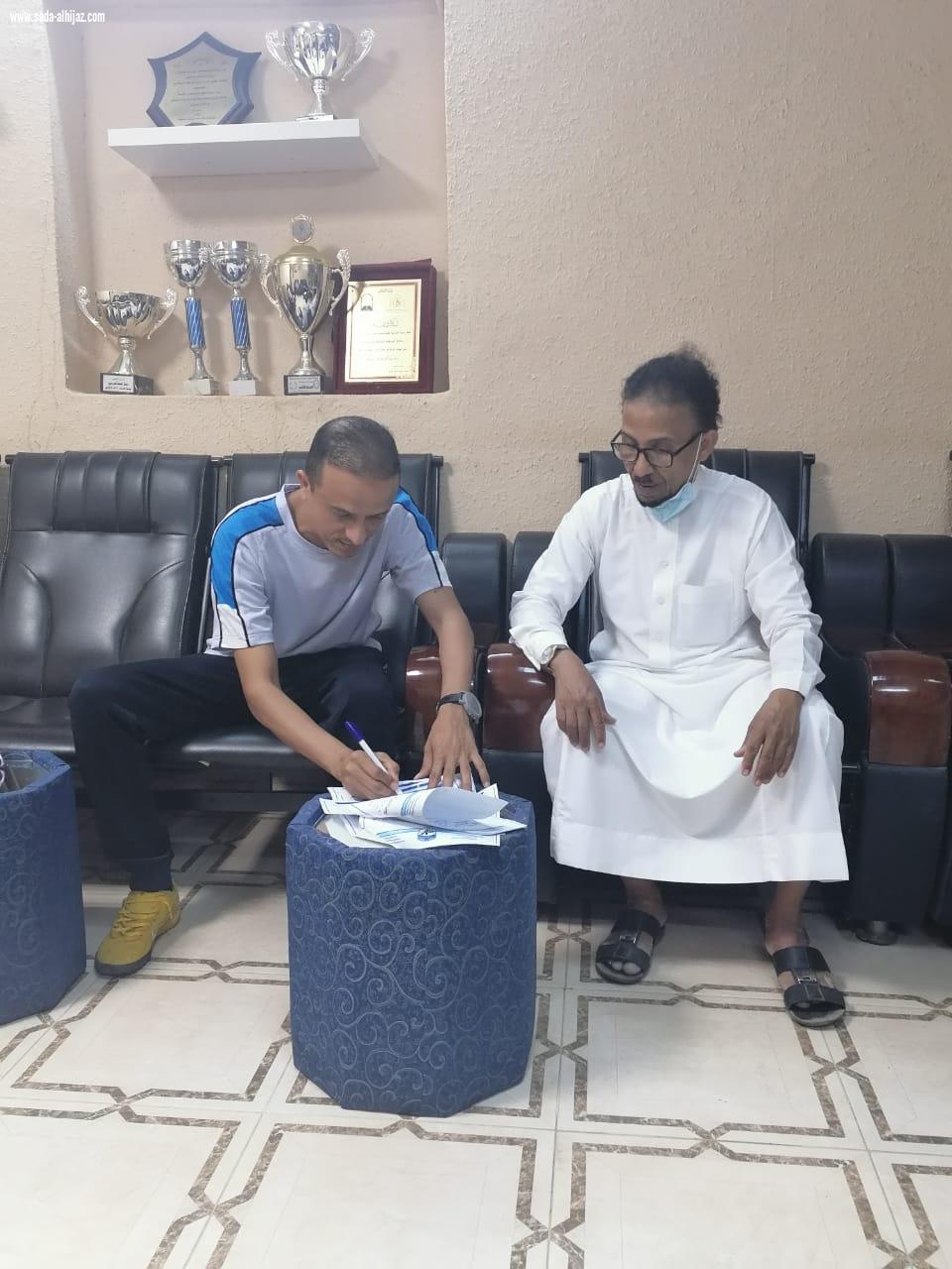 رئيس نادي اليرموك يُقدم العضوية الشرفية لرئيس نادي حطين ، ويوقع عقود المدربين الوطنيين لفريق الدرجة الأولى لكرة القدم .