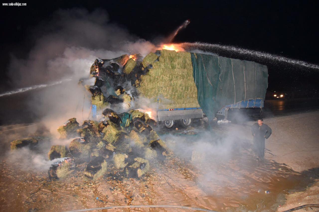 مدني سكاكا يسيطر على حريق شاحنة تحمل كمية من أعلاف البرسيم ولا إصابات 