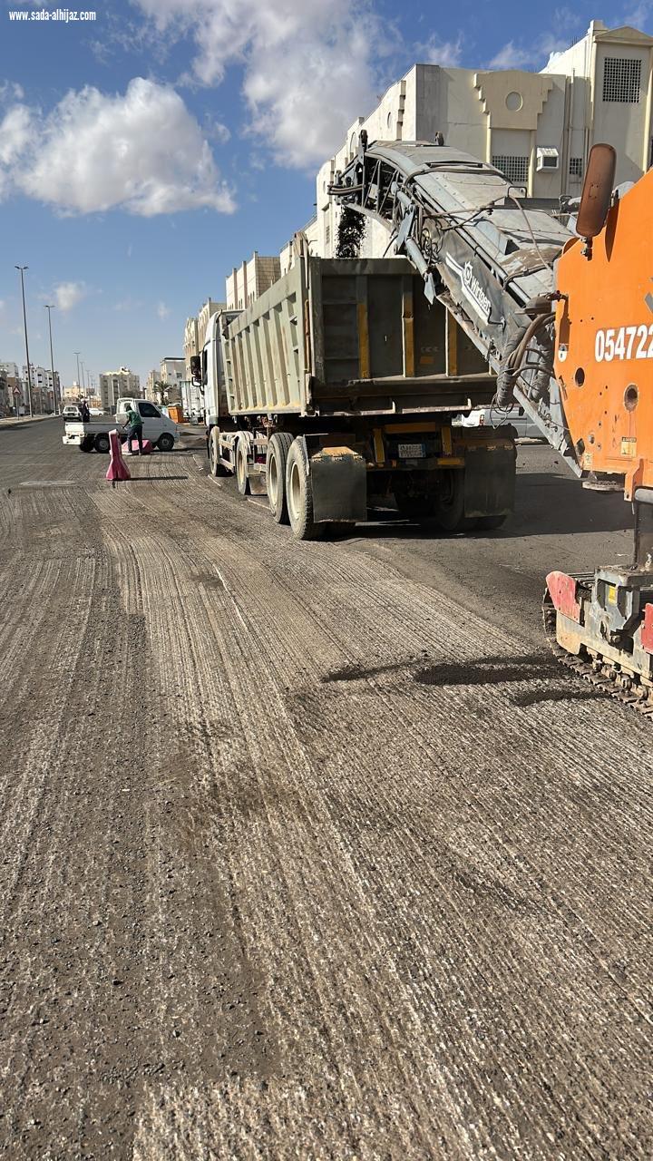 كشط وإعادة سفلتة أكثر من 50 ألف متر مربع من طرقات تبوك  