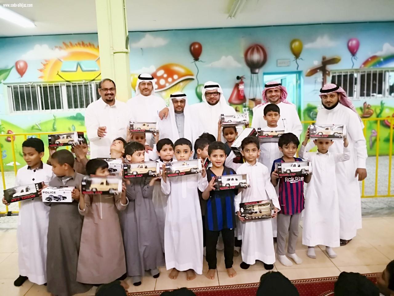 معلم الصف الاول بابتدائية العباس يكرم الطلاب المتميزين بمادة لغتي