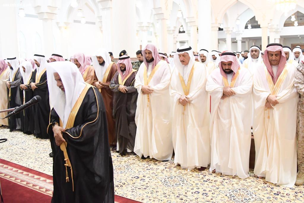 سمو أمير منطقة جازان وسمو نائبه يؤديان صلاة عيد الفطر المبارك