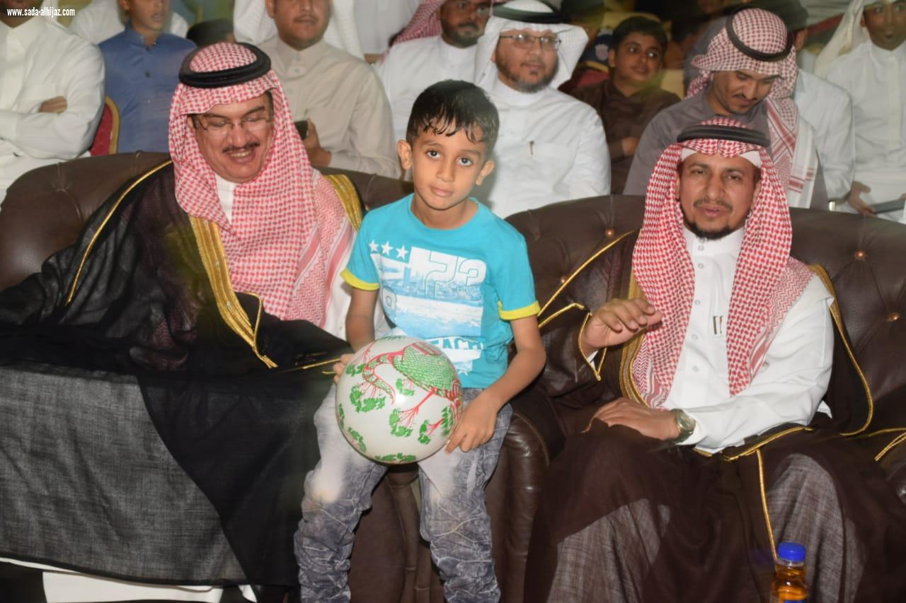 لجنة التنمية الاجتماعية بالطوال تكرم أبناء الشهداء والطلاب المتفوقين في برنامج ( طفل الطــوال )