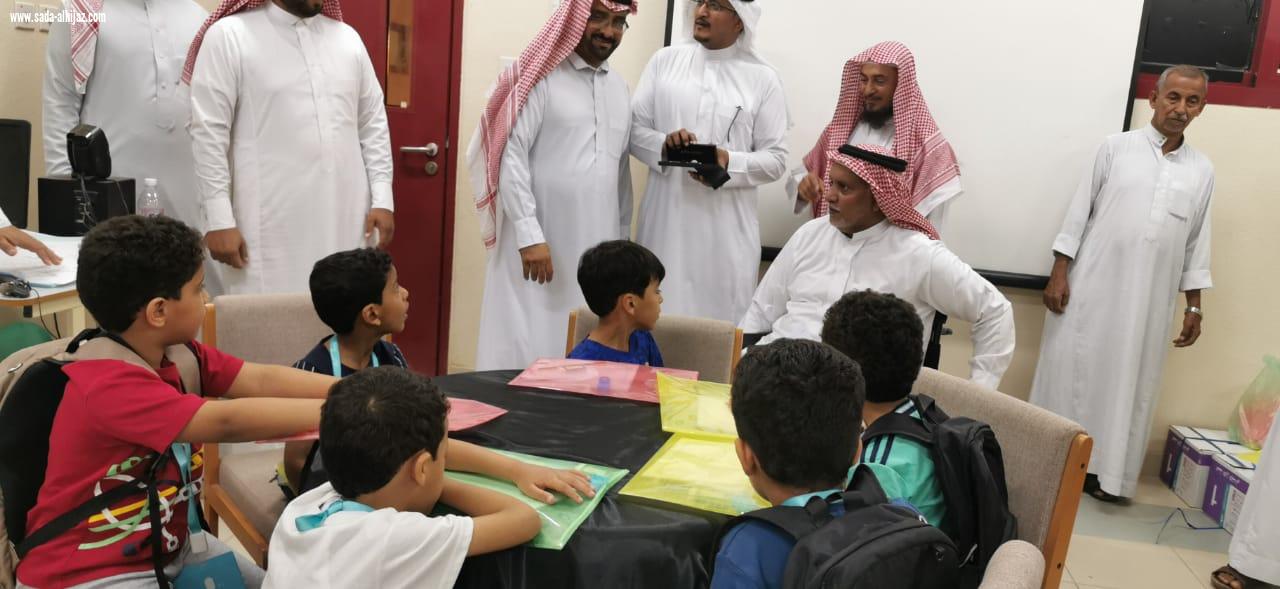 تنمية الطوال تكرم وتشارك الطلاب المستجدين ومنسوبي مدرسة عبدالملك بن مروان بالعام الدراسي الجديد