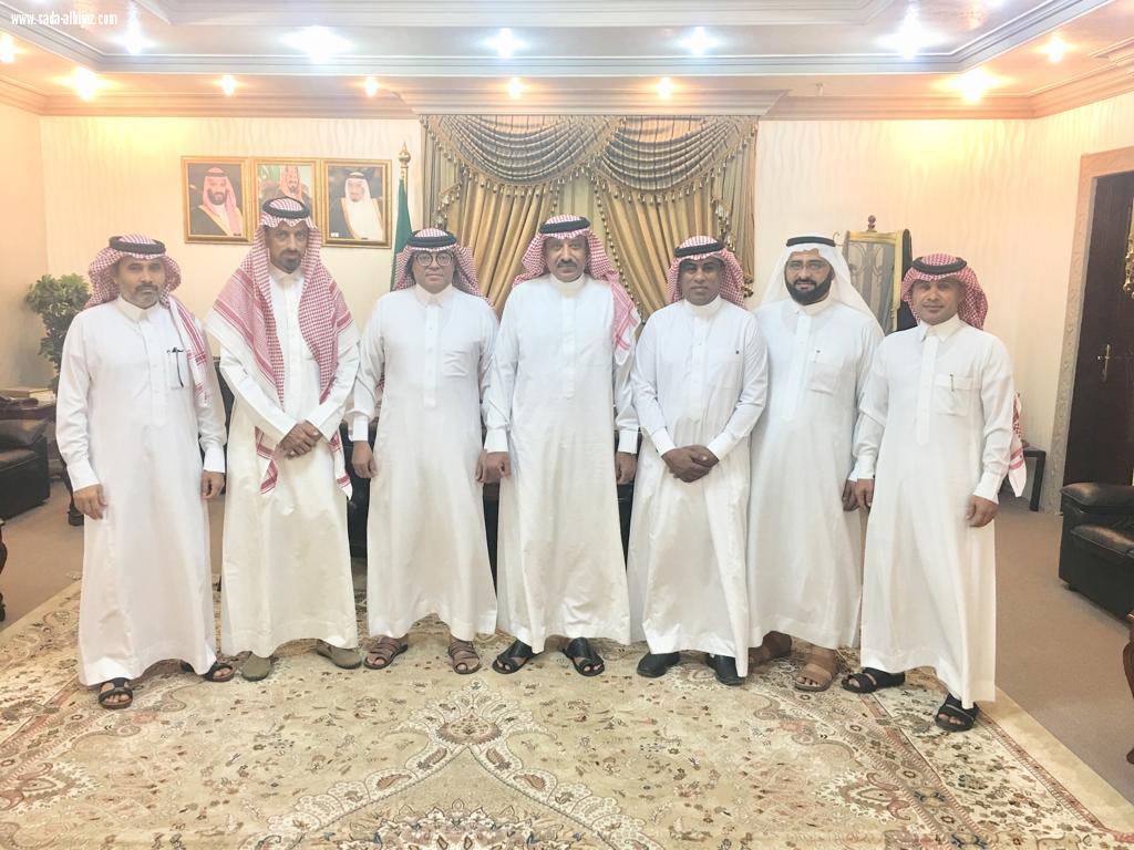 أعضاء مكتب رابطة فرق الأحياء بصامطة يهنئون الأستاذ أحمد زعله بمناسبة تعينه محافظاً لمحافظة صامطة.