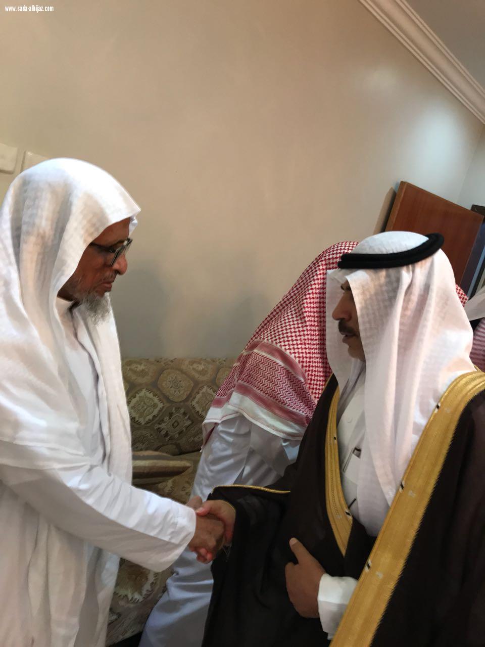 معالي مدير جامعة جازان الاستاذ الدكتور مرعي القحطاني يقوم بتأدية واجب العزاء لأسره الشاب هيثم بن عبدالرحمن بن عيسى الشماخي رحمه الله