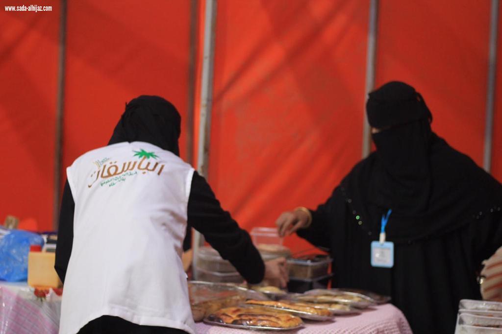 بالصور : فريق الباسقات التطوعي النسائي يضيئ مهرجان الداير للتسوق