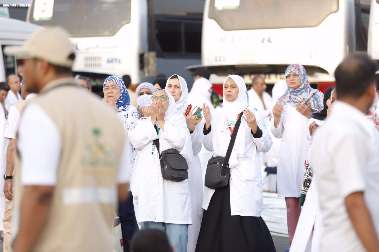 طبيبات الصحة يرفعن أكف الضراعة لتمكين ضيوف الرحمن إتمام حجهم