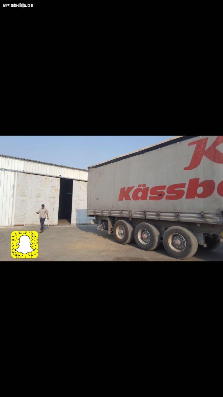 ضبط وإغلاق مستودع مخالف بالجموم