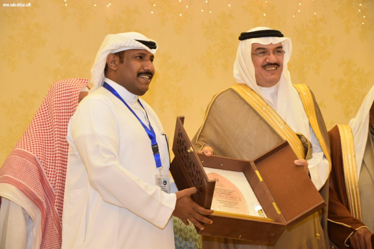 لجنة التنمية الاجتماعية بمحافظة الطوال تكرم مدير صحيفة صدى الحجاز الالكترونية بالمنطقة الجنوبية