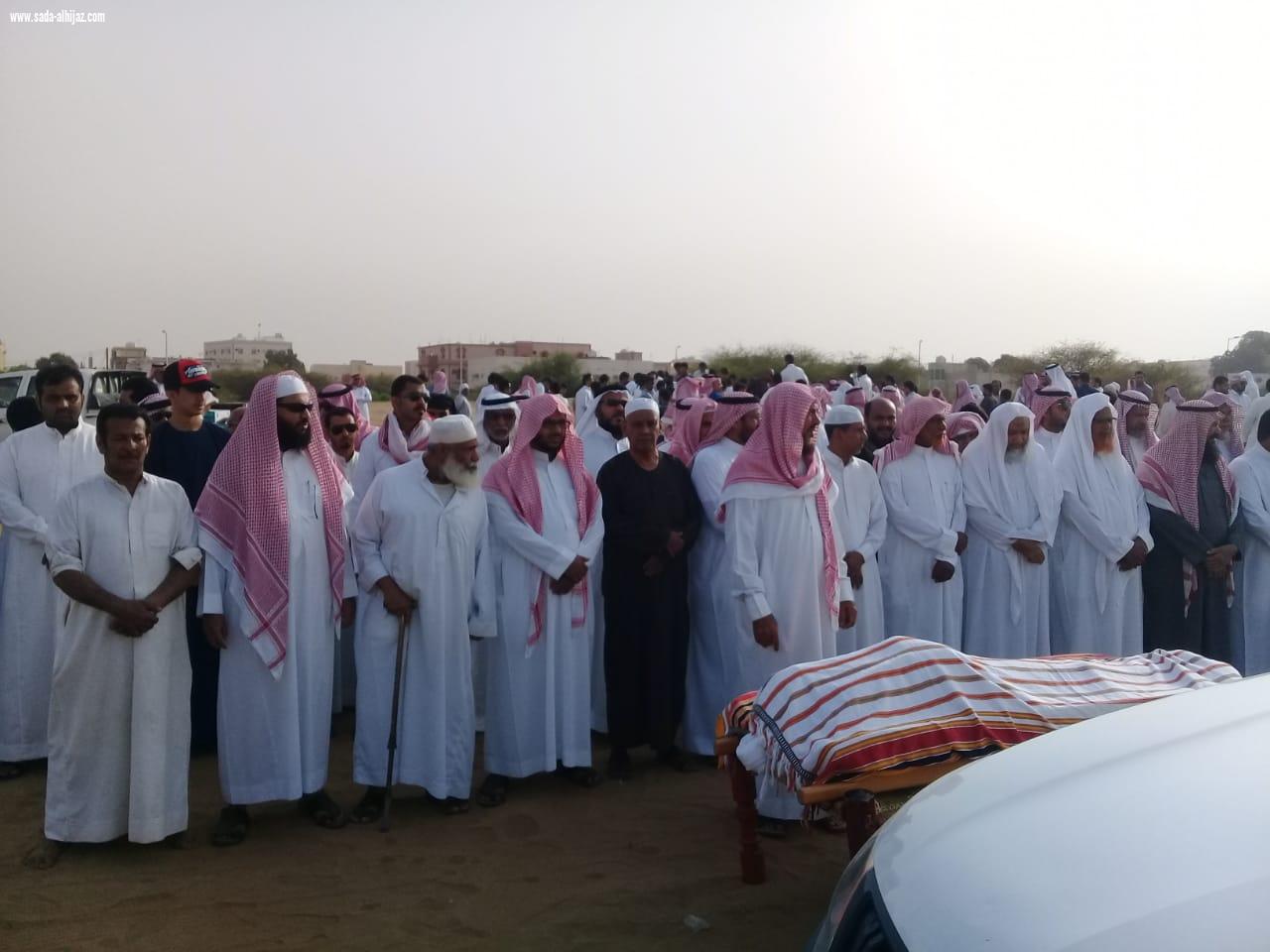 شيخ شمل آل عيسى بني حمد عمر يعقوب يتقدم المشيعين في جمثمان عمه