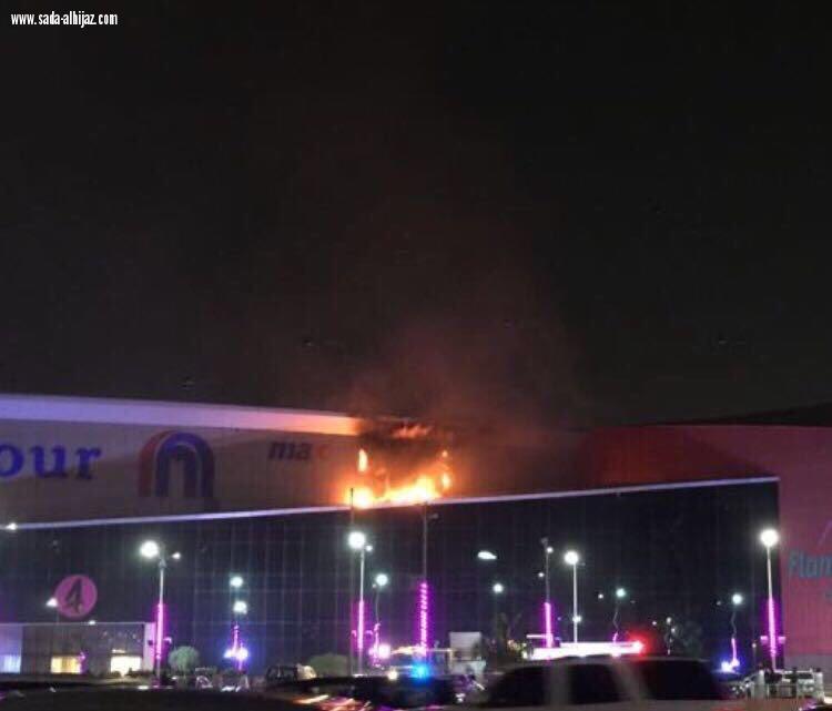 الهلال الأحمر يباشر حريق بمركز تجاري بجدة