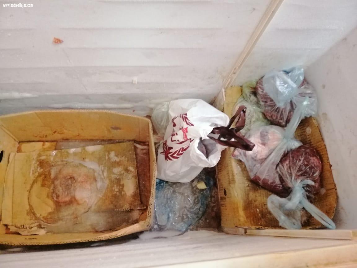 بالتعاون مع الجهات الأمنية بلدية محافظة الطوال تضبط سكن عمالة مخالف يستخدم لإعداد الأطعمة