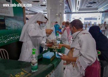 بالحلوى والبخور والقهوة.. رئاسة شؤون الحرمين تستقبل ضيوف الرحمن