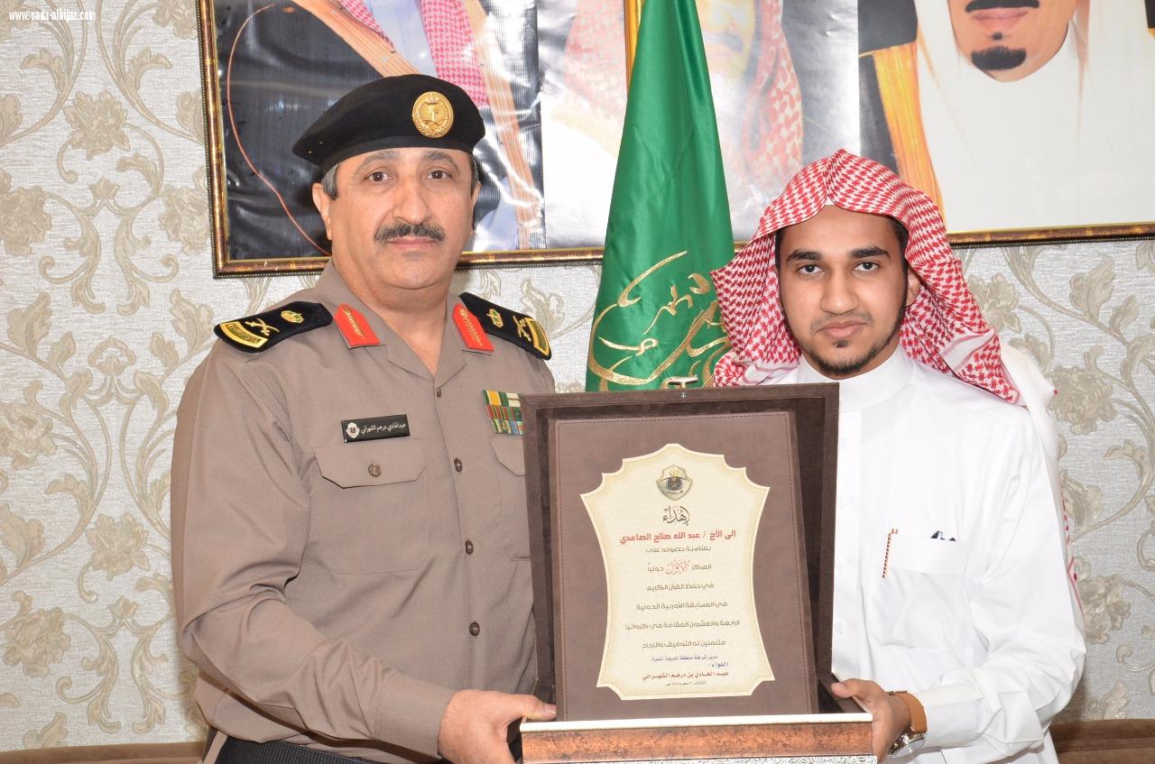 درع من مدير شرطة المدينة المنورة للفائز الاول في مسابقة القرآن الكريم بكرواتيا