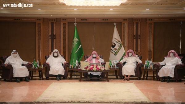 السديس يطلق مشروع المبادرة التطوعية بعنوان بالتزامنا تعود حياتنا