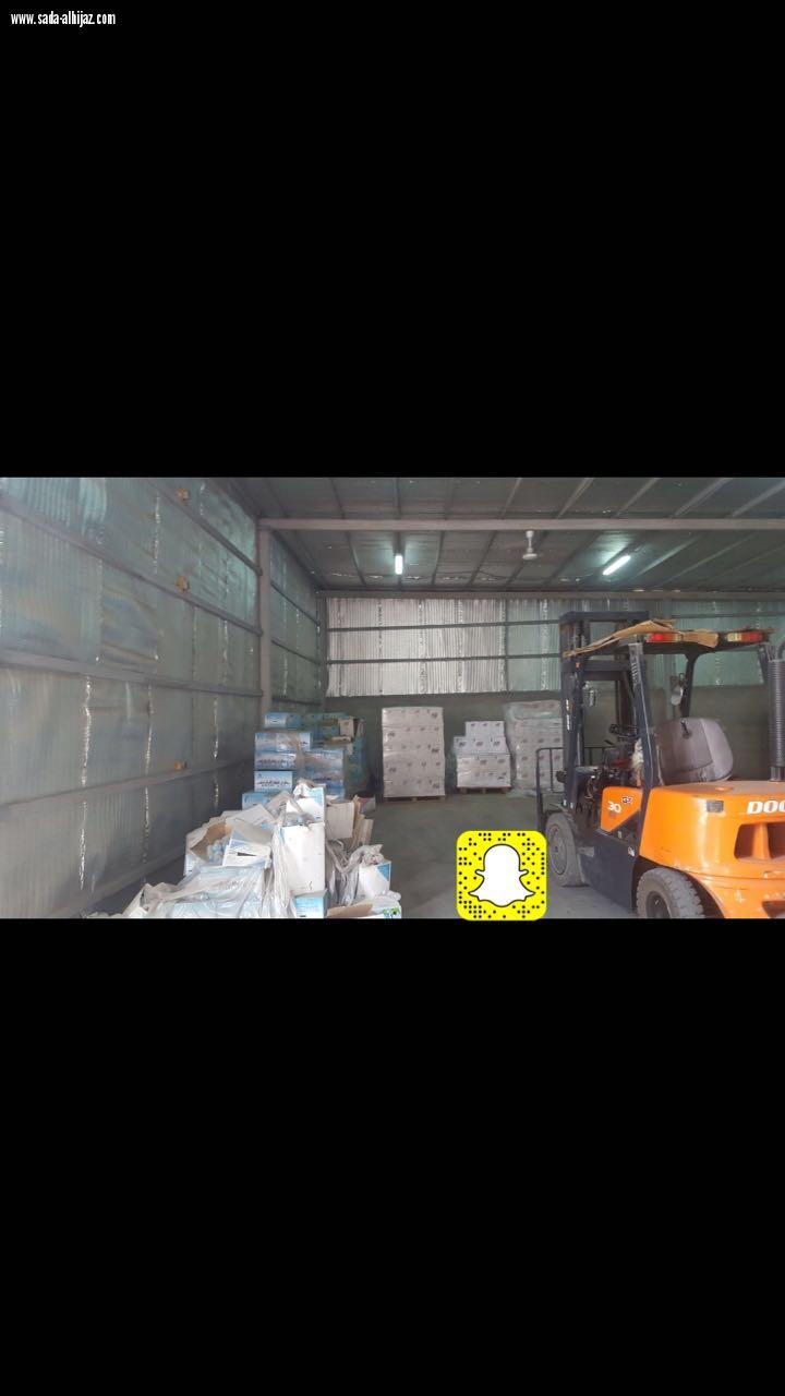 ضبط وإغلاق مستودع مخالف بالجموم