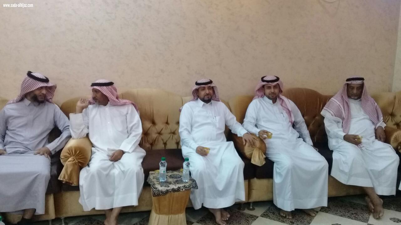 بحضور وكيل المحافظة ومشائخ الشمل رئيس لجنة التنمية بمحافظة الطوال يحتفل بتخرج أخيه