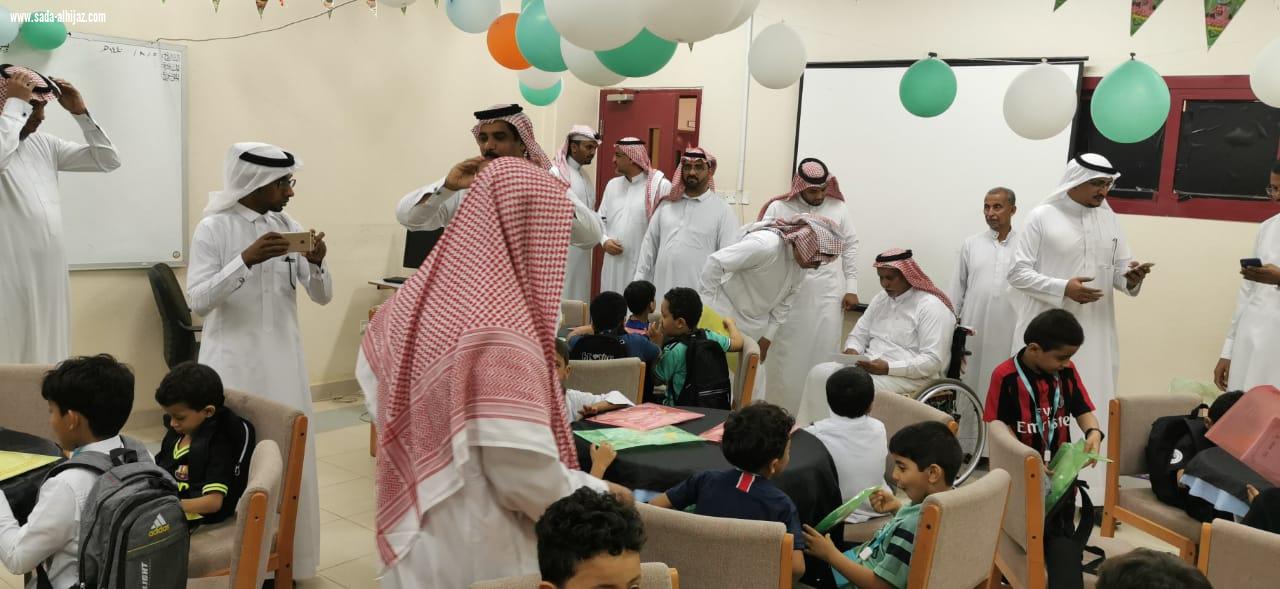 تنمية الطوال تكرم وتشارك الطلاب المستجدين ومنسوبي مدرسة عبدالملك بن مروان بالعام الدراسي الجديد