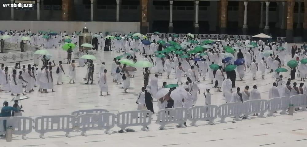 الرئاسة العامة لشؤون المسجد الحرام والمسجد النبوي توزع 3000 مظلة على المعتمرين