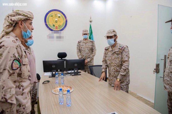 نائب رئيس هيئة الأركان العامة قائد القوات المشتركة المكلف يزور الوحدات الميدانية المرابطة بالحد الجنوبي