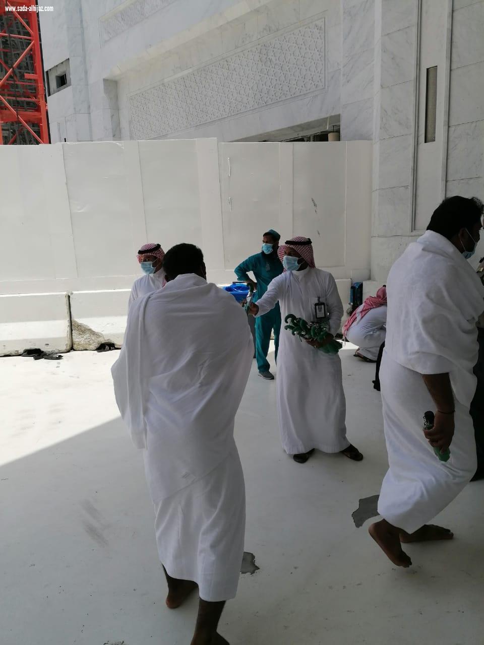 الرئاسة العامة لشؤون المسجد الحرام والمسجد النبوي توزع 3000 مظلة على المعتمرين