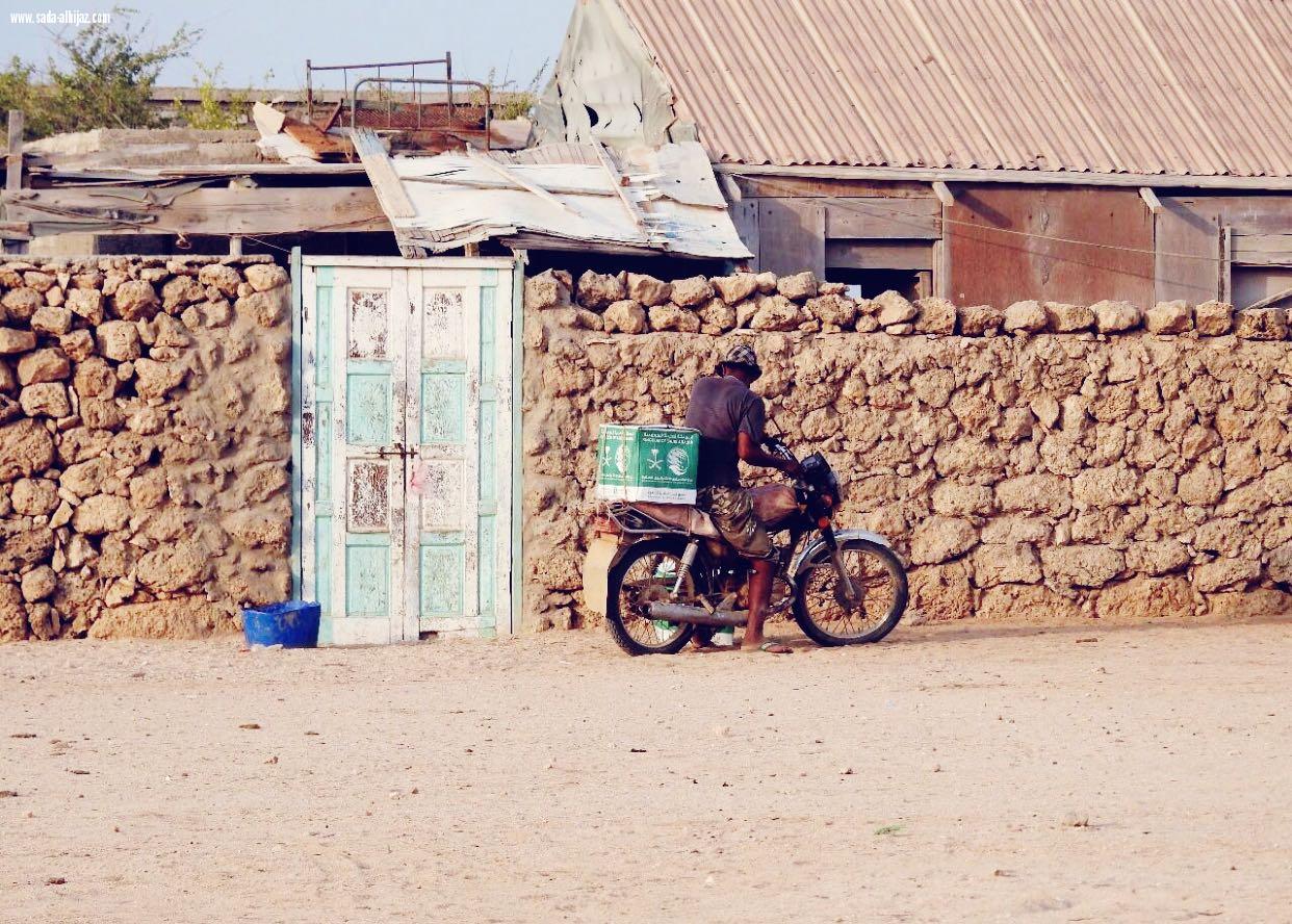 مركز الملك سلمان للإغاثة‬⁩ يقدم حملة إغاثية جديدة لسكان جزيرتي ⁧‫الفشت‬⁩ و ⁧بكلان‬⁩ اليمنيتين