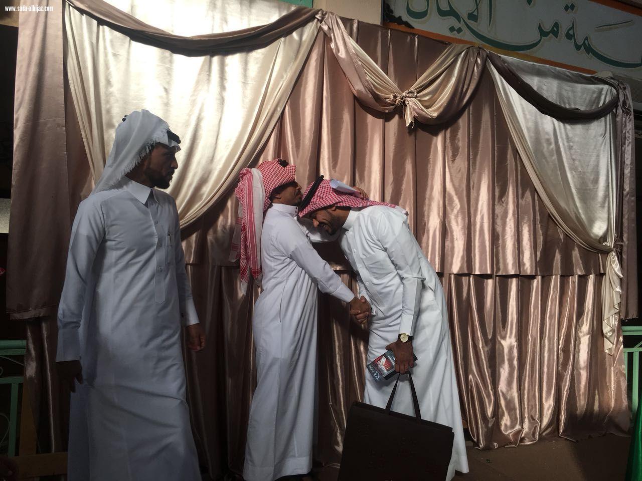 تكريم وقبلة وفاء على رأس المعلم المتميز  أنور الشماخي  من قبل الأستاذ متعب مفرح الريثي ولي أمر الطالب مغدي بمدرسة الإمام مالك بالريث...