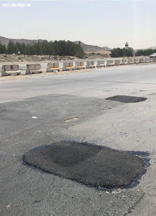 20 طن أسفلت لصيانة شبكات الطرق في حي العكيشية بمكة 