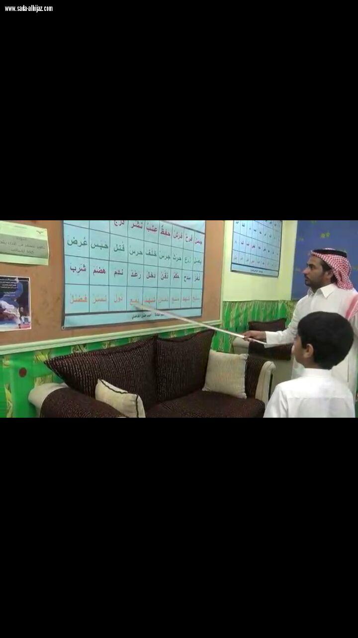 معلم يدرس الصف الثاني الابتدائي بطريقة كتابة الاملاء بالحركات غيبا