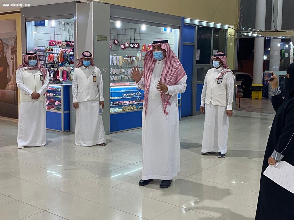 رئيس بلدية بقيق يشارك الفرق الرقابية في حملة لتفعيل مبادرة 