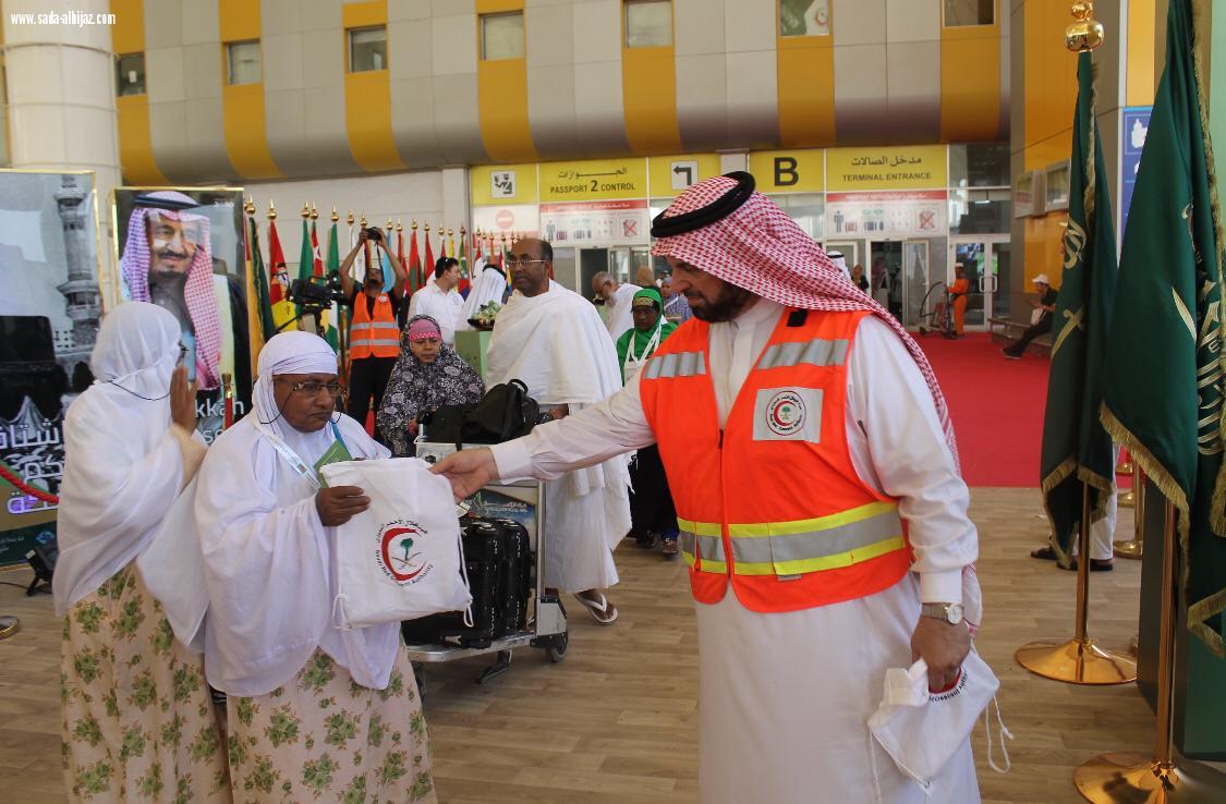 بالصور الهلال الأحمر يستقبل الحجاج بمطار الملك عبد العزيز بالهدايا