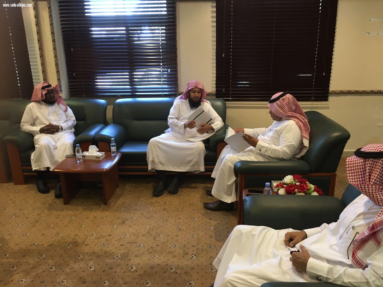 العريض  يقف على برامج التوعية الإسلامية بعسير