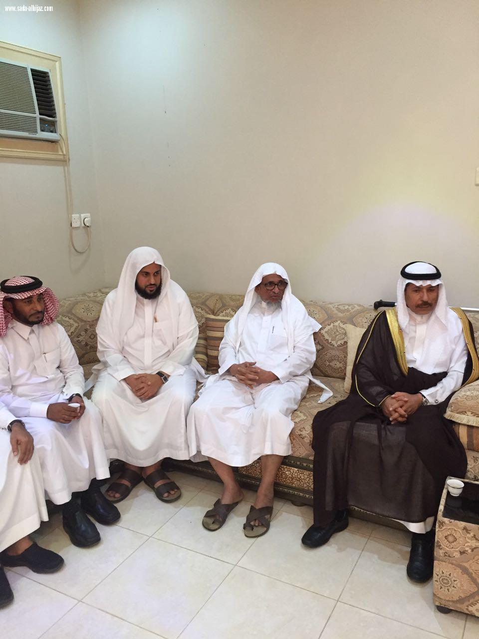 معالي مدير جامعة جازان الاستاذ الدكتور مرعي القحطاني يقوم بتأدية واجب العزاء لأسره الشاب هيثم بن عبدالرحمن بن عيسى الشماخي رحمه الله